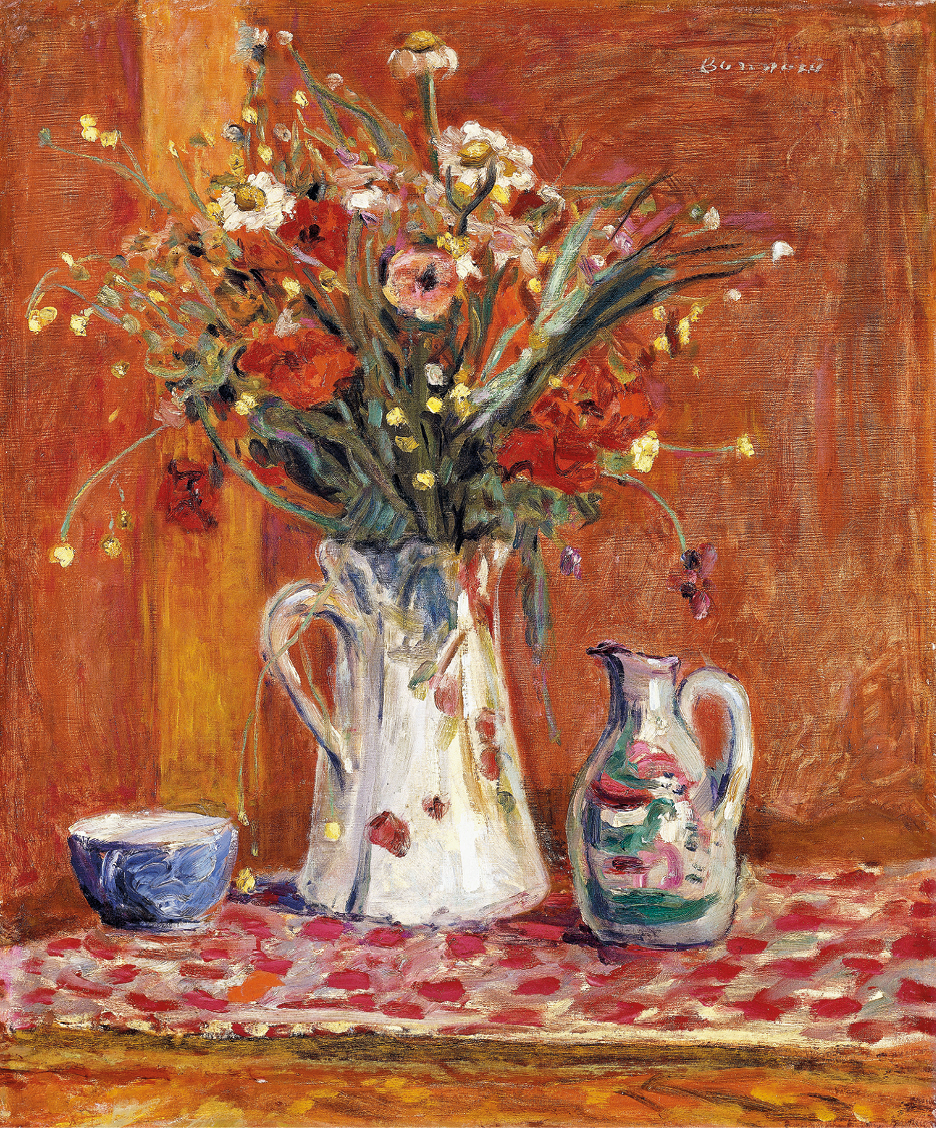 Pintura. Um quadro em cores vivas que apresenta uma toalha estampada sobre a qual está um jarro com flores coloridas disposto ao lado de uma xícara azul com fundo branco e uma jarra estampada.