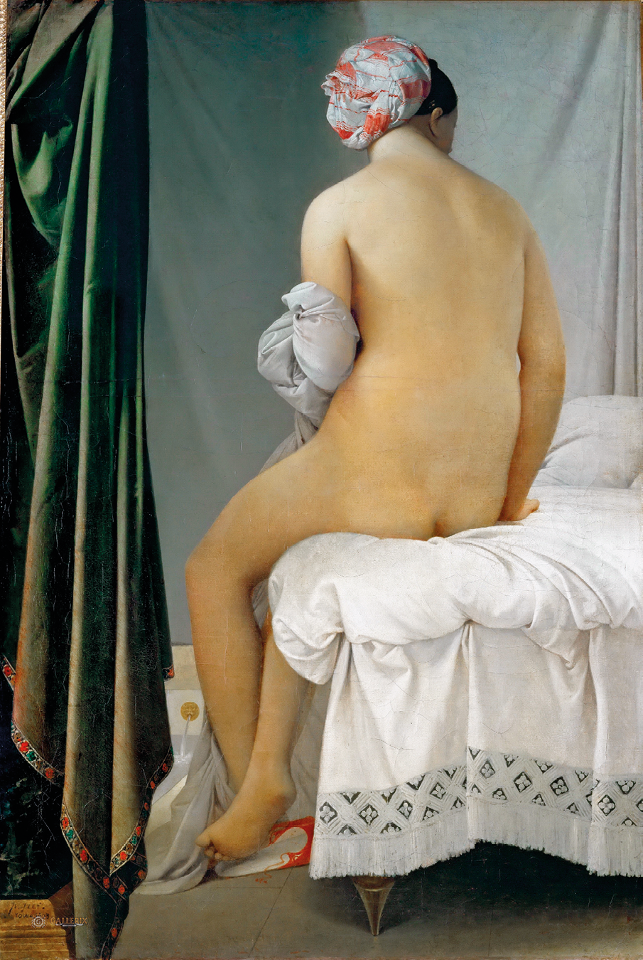 Pintura. Apresenta uma mulher branca nua sentada de costas sobre uma cama com lençol branco, uma toalha nos braços e um lenço claro com detalhes em vermelho preso ao cabelo. À esquerda, há uma cortina verde.