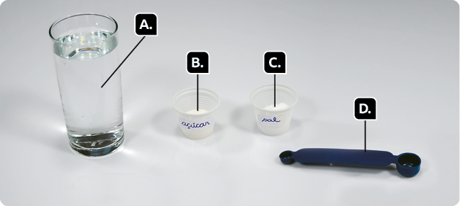 Fotografia. A. Um copo transparente e com água. B. Um copo de plástico com açúcar dentro. C. Um copo de plástico com sal dentro. D. Uma colher de medida. Ela tem uma extremidade mais larga em relação à outra.