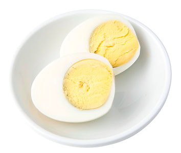 Fotografia. Um ovo cozido cortado ao meio está sobre um prato. A gema é sólida e de cor amarelo-claro, enquanto a clara ao redor é branca.