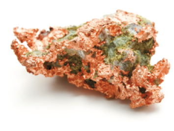 Fotografia. Uma pedra de Calcopirita. Ela tem a coloração avermelhada e com manchas esverdeadas. Possui pontas irregulares.