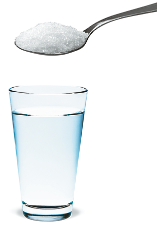 Fotografia. Uma colher com açúcar em cima de um copo transparente com água.
