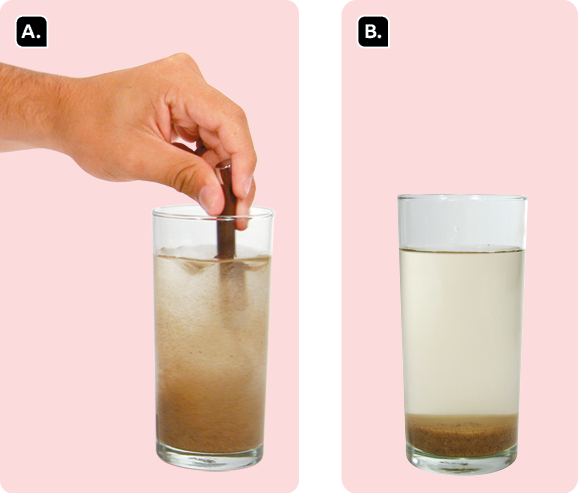 Fotografia. A. Uma mão segurando uma colher dentro de um copo transparente com água e areia se misturando. B. Um copo transparente com areia no fundo e água na parte superior.