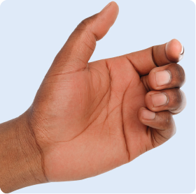 Fotografia. Palma de uma mão com os dedos dobrados em direção à palma e polegar para cima.