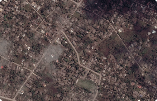 Fotografia de satélite do mesmo local anterior, porém com as áreas de vegetação, ruas e construções em tons de cinza.
