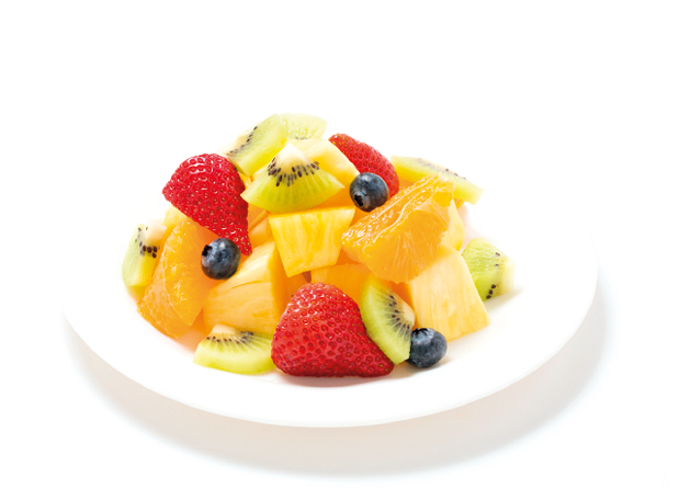 Fotografia de um prato com pedaços de diferentes tipos de frutas: morango, kiwi, laranja, abacaxi, e mirtilo.