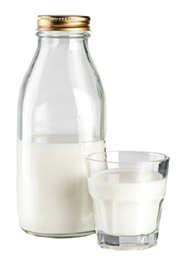 Fotografia de uma garrafa de vidro com leite até a metade. Ela está fechada com uma tampa de metal e, ao lado, um copo de vidro com leite.