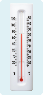 Fotografia de um termômetro com formato retangular, em suas laterais as marcações com as temperaturas; à esquerda variando de menos 20 a 120 graus fahrenheit, à direita, variando de menos 30 a 50 graus Celsius; ao centro um tubo com líquido vermelho, indicando 70 graus fahrenheit e 20 graus Celsius.  