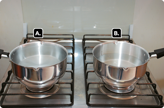 Fotografia de duas panelas sobre um fogão. À esquerda, marcada com a letra A, a panela está cheia de água. À direita, marcada com a letra B, a panela tem água até metade de sua capacidade.