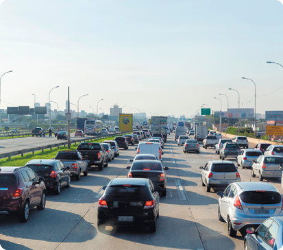 Fotografia de uma rodovia com várias pistas e filas de carros. 