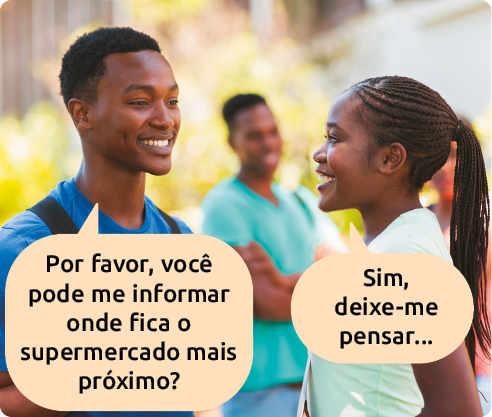 Fotografia. À esquerda, um homem pergunta: 'Por favor, você pode me informar onde fica o supermercado mais próximo?'. Uma mulher à direita responde: 'Sim, deixe-me pensar...'.