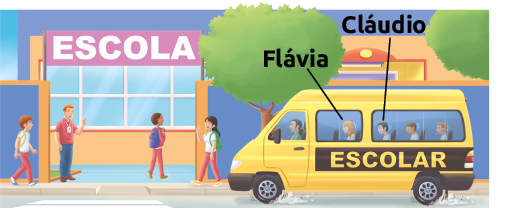 Ilustração. Uma van escolar parando em frente a uma escola. No veículo há um motorista, uma menina chamada Flávia no primeiro banco, um menino chamado Cláudio no segundo banco e outras duas crianças atrás. Em frente à escola há árvores, muros e uma entrada com um adulto ao lado dela. Também há crianças andando na calçada e entrando na escola.