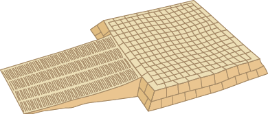 Ilustração. Base de uma pirâmide inclinada com formato quadrangular, com dois níveis de altura e uma rampa larga.