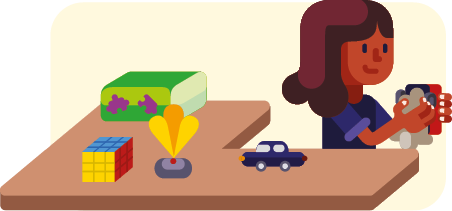 Ilustração de uma pessoa atrás de uma mesa, passando um pano e um objeto. Em cima da mesa, há um livro, um cubo mágico, uma peteca e um carrinho.