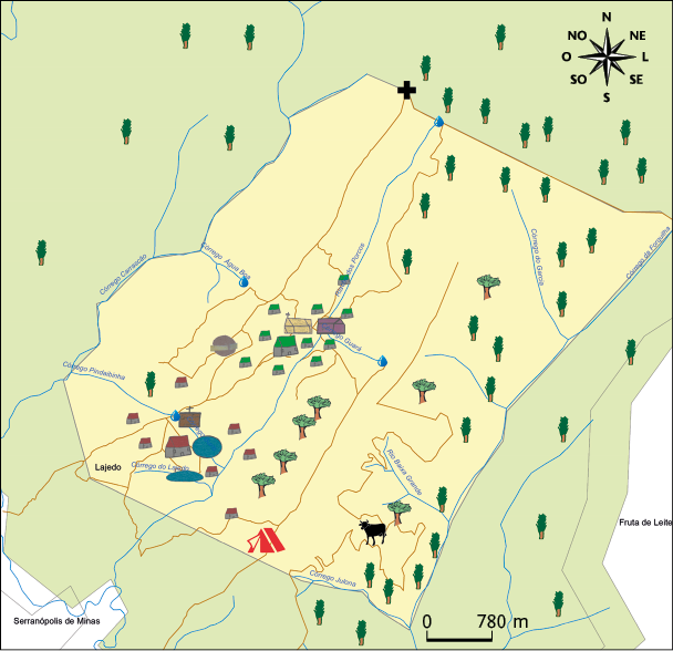 Mapa do território da comunidade tradicional geraizeira Pindaíba. Ao centro, há um grande retângulo amarelo-claro com linhas laranja e azul com algumas gotas na ponta, passando dentro e fora dele. Dentro do retângulo, na área central, há casas cinza com telhados verdes. Abaixo, há casas cinza com telhados vermelhos. Na parte norte, leste e sul do retângulo, há árvores com tronco marrom-claro, copa fina e verde-escuro e árvores com tronco marrom-claro, copa grande e verde-claro. Na parte inferior direita do retângulo, há uma cabana vermelha e um boi preto. Abaixo, fora do retângulo, há uma escala de zero a 780 metros. Na parte superior direita, há uma rosa dos ventos e à esquerda, uma cruz preta, na borda do retângulo. Ao redor da área do retângulo, há uma região verde-clara com árvores com tronco marrom-claro, copa fina e verde-escuro.