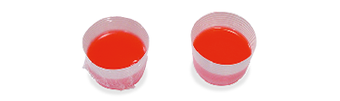 Fotografia de dois copos brancos translúcidos com líquido laranja dentro. O copo da esquerda está encoberto com um pedaço de filme plástico transparente de PVC, e, o copo da direita está descoberto.