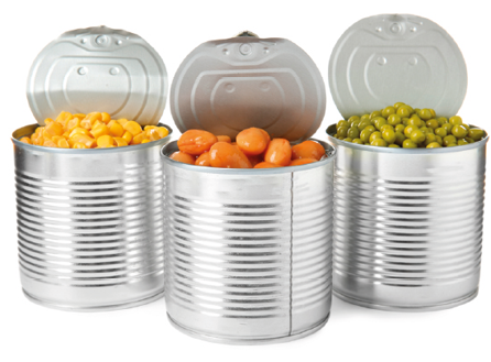 Fotografia de três latas de alimentos abertas. À esquerda, lata com milho, ao centro, lata com feijão e à direita, lata com ervilha.