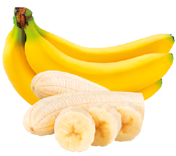 Fotografia de uma penca de banana; à frente, duas metades de uma banana descascada e três rodelas.