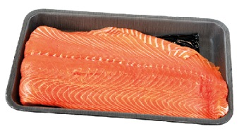 Fotografia de um pedaço de carne de peixe cru, com coloração laranjada, dentro de uma bandeja. 