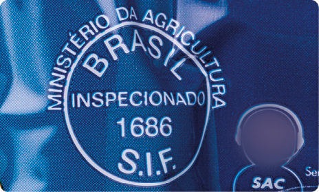 Fotografia de parte de uma embalagem com um selo escrito: Ministério da Agricultura. Brasil. Inspecionado. 1686. S I F.