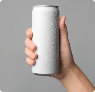 Fotografia de uma mão segurando uma lata de bebida de alumínio, com gotas de água em sua lateral.