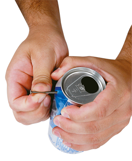 Fotografia de uma mão segurando uma lata de alumínio vazia, e a outra mão, segurando um prego e que está furando a lata na região superior da lateral. 