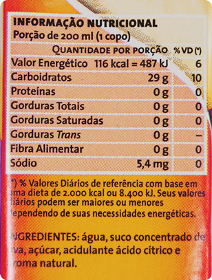 Fotografia do quadro de informações nutricionais presente no rótulo de um alimento. Na primeira linha consta a seguinte informação: porção de 200 mililitros, abre parênteses, 1 copo, fecha parênteses. Na segunda linha: quantidade por porção. Na terceira linha: Valor energético: 116 quilocalorias, igual a, 487 quilojoules. Nas linhas que seguem constam informações sobre a quantidade de outros nutrientes presentes na bebida, em gramas. Abaixo do quadro também constam informações referentes às recomendações de consumo diário de energia e nutrientes e informações sobre os ingredientes do alimento.