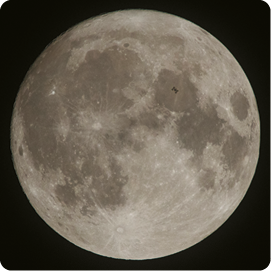 Fotografia da Lua. Um astro com formato esférico, coloração cinza e manchas escuras.