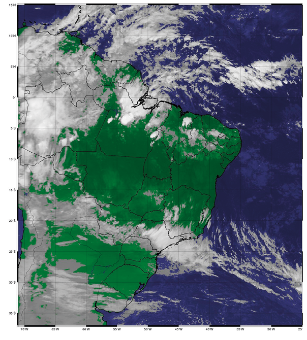 Imagem de satélite do planeta Terra com o Brasil em destaque. O país está localizado no meio do oceano azul, com uma tonalidade verde. Há várias nuvens em tons de branco e cinza sobrepostas, espalhadas tanto na parte superior quanto inferior da imagem.