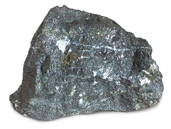 Fotografia de uma rocha com formato irregular, de cor cinza com manchas brancas.