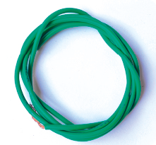 Fotografia. Um fio verde enrolado, com a ponta descascada e o fio de cobre visível em seu interior.