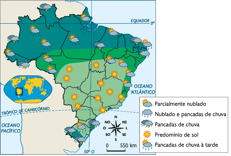 Mapa do Brasil com previsão de tempo. De acordo com a legenda do mapa, temos: parcialmente nublado, representado com um sol atrás de uma nuvem; nublado e pancadas de chuva, representados com uma nuvem caindo chuva; pancadas de chuva, representado por uma nuvem preta caindo chuva atrás de uma nuvem cinza caindo chuva e um raio; predomínio de sol, representado por um sol; pancadas de chuva à tarde, representado por uma nuvem caindo chuva e um sol atrás dela. As informações são: Parcialmente nublado: Rondônia e Bahia. Nublado e pancadas de chuva: Paraíba. Pancadas de chuva: Acre, Amazonas, Roraima, Pará, Maranhão, Paraná, Santa Catarina e Rio Grande do Sul. Predomínio de sol: Mato Grosso, Tocantins, Bahia, Goiás, Minas Gerais, Espírito Santo, São Paulo, Mato Grosso do Sul. Pancadas de chuva à tarde: Acre, Amazonas, Pará, Amapá, Maranhão, Rio Grande do Norte, Rio Grande do Sul. No canto esquerdo, há um mapa do mundo com destaque para a região descrita. No canto inferior direito, há uma rosa dos ventos e uma escala de zero a 550 quilômetros.