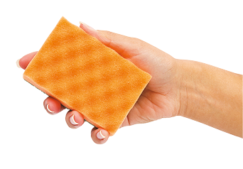 Fotografia. A mão de uma pessoa segurando uma esponja laranja.