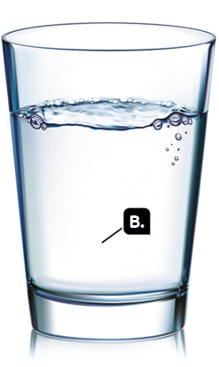 Fotografia. Um copo transparente com água dentro. Indicada com a letra B, a água dentro do copo.