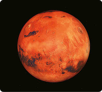 Ilustração de um planeta esférico, de coloração avermelhada, com manchas escuras e superfície com crateras.