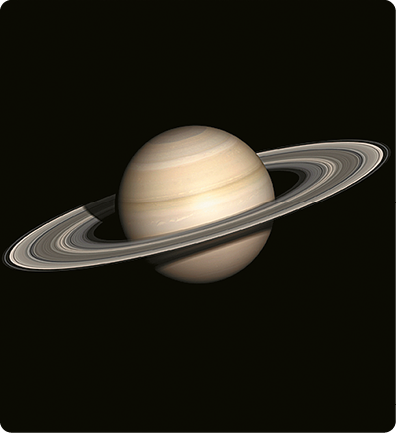 Ilustração de um planeta esférico, de coloração clara com listras finas amarronzadas. Ao redor dele há várias circunferências claras e escuras que formam uma estrutura com aparência de disco.