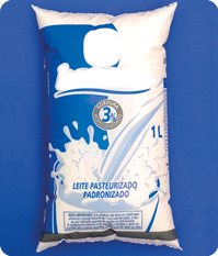 Fotografia. Uma embalagem plástica de leite com as seguintes informações: Leite pasteurizado padronizado. 1 litro.