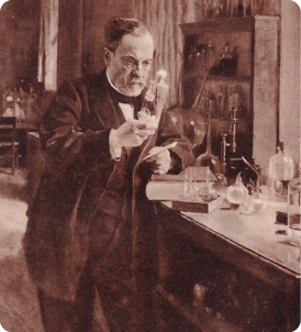 Pintura. Retrato do químico Louis Pasteur, retratado em pé em um laboratório. Ele possui cabelo curto e está vestindo uma camiseta, um paletó e calça escuras. Ele está segurando um objeto cilíndrico transparente com uma mão e, com a outra, um pedaço de papel. Ao lado, encontra-se uma mesa com vários objetos de vidro pequenos e grandes, alguns segurados por hastes. Ao fundo, há uma prateleira com mais frascos. 