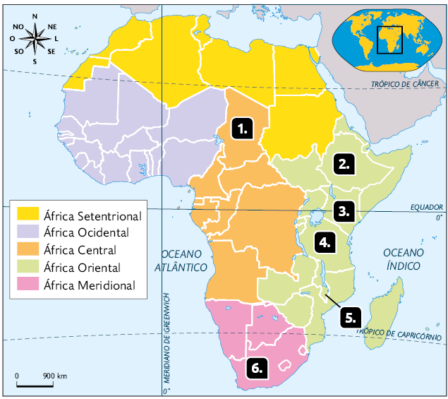 Mapa do continente africano. Na região norte, em amarelo, África Setentrional; na região noroeste, em cinza, a África Ocidental; na região central, em laranja, África Central, com o indicativo 1, em Chade; na região da costa leste, em verde, África Oriental, com o indicativo 2, na Etiópia, o indicativo 3, no Quênia, o indicativo 4, na Tanzânia, o indicativo 5, no Malauí; na região sul, em rosa, a África Meridional, com o indicativo 6, na África do Sul. No canto superior esquerdo a rosa dos ventos, no direito uma miniatura do mapa-múndi com destaque para a região apresentada. Na parte inferior esquerda, uma escala com as marcações 0 e 900 quilômetros.