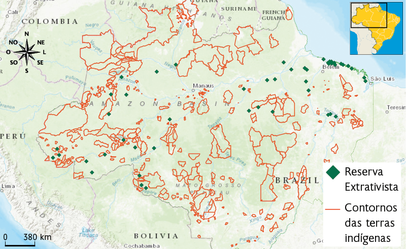 Mapa da região Norte e Centro-Oeste do Brasil. Há uma legenda indicando que losangos verdes correspondem à reservas extrativistas e que linhas alaranjadas corresponde aos contornos das terras indígenas. Há reservas extrativistas, distribuídas entre os estados, com uma maior aglomeração no Maranhão, Pará, Amazonas e Acre. Os contornos das terras indígenas estão distribuídos por todo o mapa, próximas e/ou sobrepostas às reservas extrativistas. No canto superior esquerdo está a rosa dos ventos e à direita, a miniatura do mapa do Brasil com destaque para área apresentada. No canto inferior esquerdo há uma escala com as marcações de zero e 380 quilômetros.