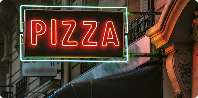 Fotografia de um letreiro luminoso com a palavra 'PIZZA' brilhando, em vermelho.