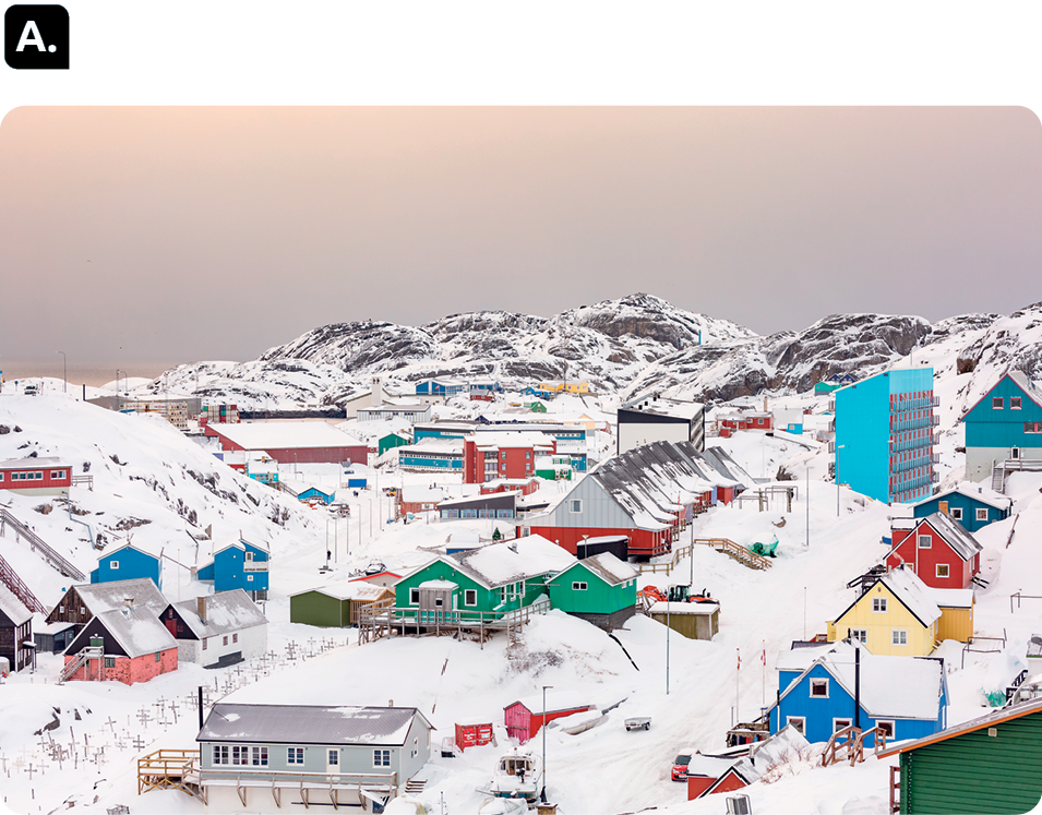 Fotografia A. Uma cidade com pequenas casas coloridas parcialmente cobertas por neve. Ao fundo, montanhas rochosas também cobertas por neve.
