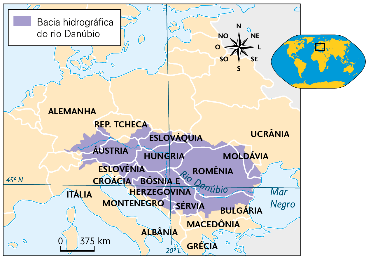 Mapa. Bacia hidrográfica do rio Danúbio (2022). A legenda indica a Bacia hidrográfica do rio Danúbio ocupando o sudeste da Alemanha, e da República Tcheca, sudoeste da Ucrânia, norte da Bulgária, Áustria, Hungria, Romênia, Eslovênia, Croácia, Bósnia e Herzegóvina e Sérvia. No canto superior direito, mapa de localização, planisfério destacando a região descrita e a rosa dos ventos. No canto inferior direito, a escala: 375 quilômetros por centímetro.
