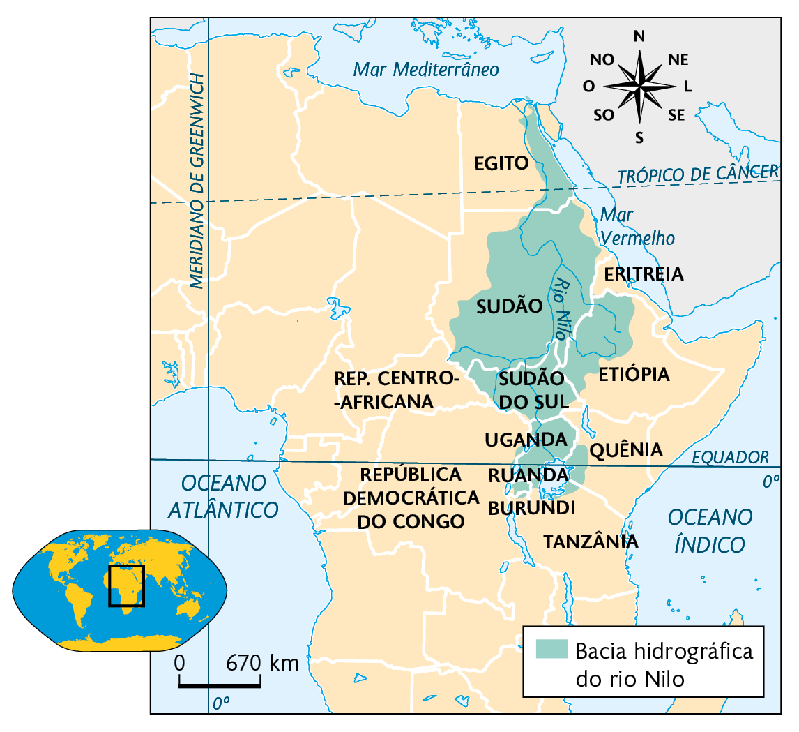 Mapa. Bacia hidrográfica do rio Nilo (2022). A legenda indica: Bacia hidrográfica do rio Nilo: nordeste do Egito, quase a totalidade do Sudão e do Sudão do Sul, centro-oeste da Etiópia, Uganda, Ruanda, Burundi e oeste do Quênia. No canto superior direito, a rosa dos ventos. No canto inferior direito. Modicando o planisfério destacando a região descrita, e a escala: 670 quilômetros por centímetro.