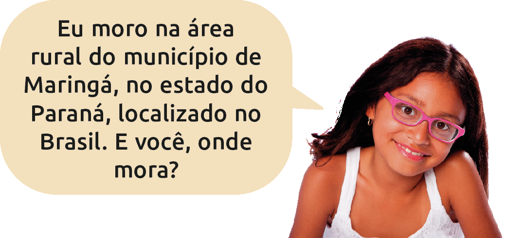 Fotografia. Menina de cabelos médios, e óculos, sorrindo. Ela diz: Eu moro na área rural do município de Maringá, no estado do Paraná, localizado no Brasil. E você, onde mora?