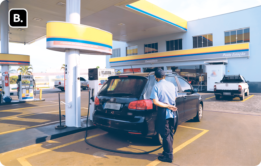 Fotografia B. Um carro estacionado em um posto de gasolina ao lado de uma bomba. Há um homem em pé ao lado do automóvel.