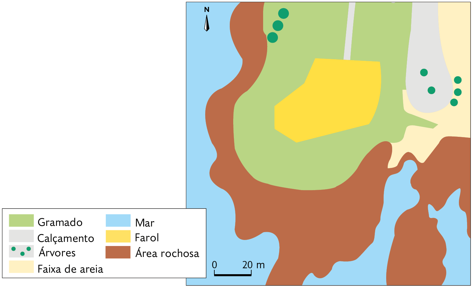 Mapa. Farol da Barra – Salvador, Bahia (2021). O farol está na região central. Ao redor há gramado; à esquerda calçamento, com árvores e cercado por uma faixa de areia; ao redor da construção: área rochosa e o mar. No canto superior esquerdo, seta apontando para o norte, e abaixo, a escala: 20 metros por centímetro.