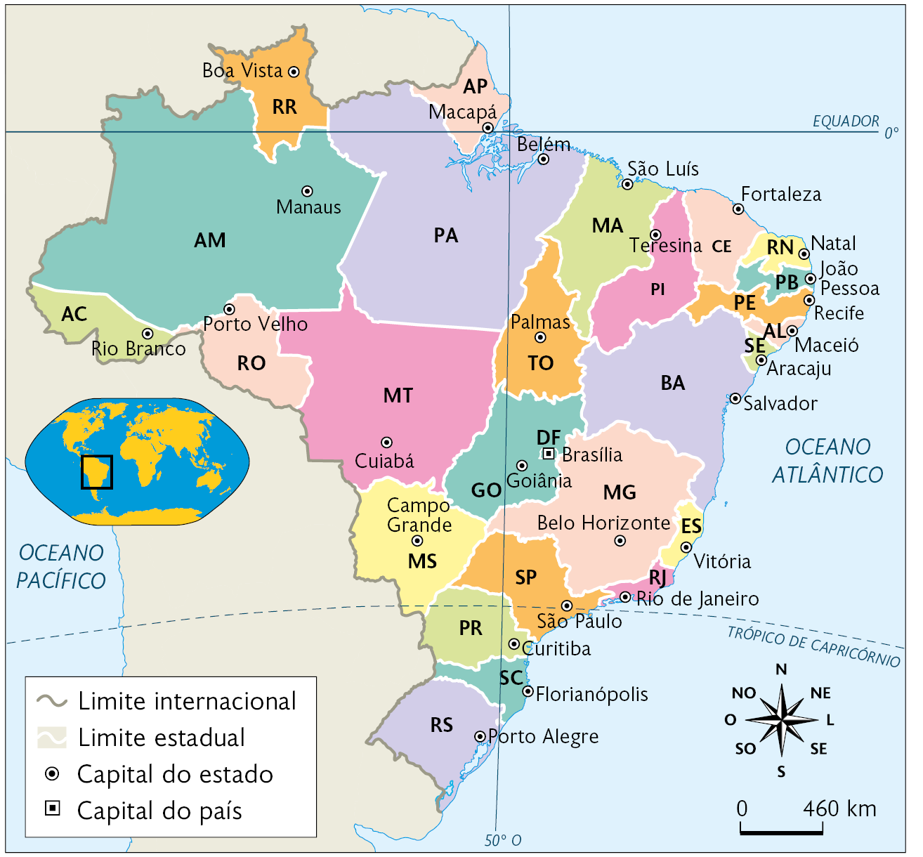 Mapa. Brasil político (2018). O mapa representa os estados brasileiros e suas respectivas capitais. No mapa, a distância entre Cuiabá e Salvador é de 4,2 centímetros. À esquerda, mapa de localização, planisfério destacando a região descrita. No canto inferior direito, a rosa dos ventos e a escala gráfica: 460 quilômetros por centímetro.