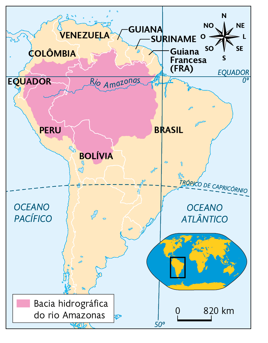 Mapa. Bacia hidrográfica do rio Amazonas (2022). A legenda indica: Bacia hidrográfica do rio Amazonas: ocupando o noroeste do Brasil, centro-sul da Colômbia, centro-leste do Equador, nordeste e leste do Peru e norte da Bolívia. No canto superior direito, a rosa dos ventos, e no inferior, mapa de localização, planisfério destacando a região descrita e a escala: 820 quilômetros por centímetro.