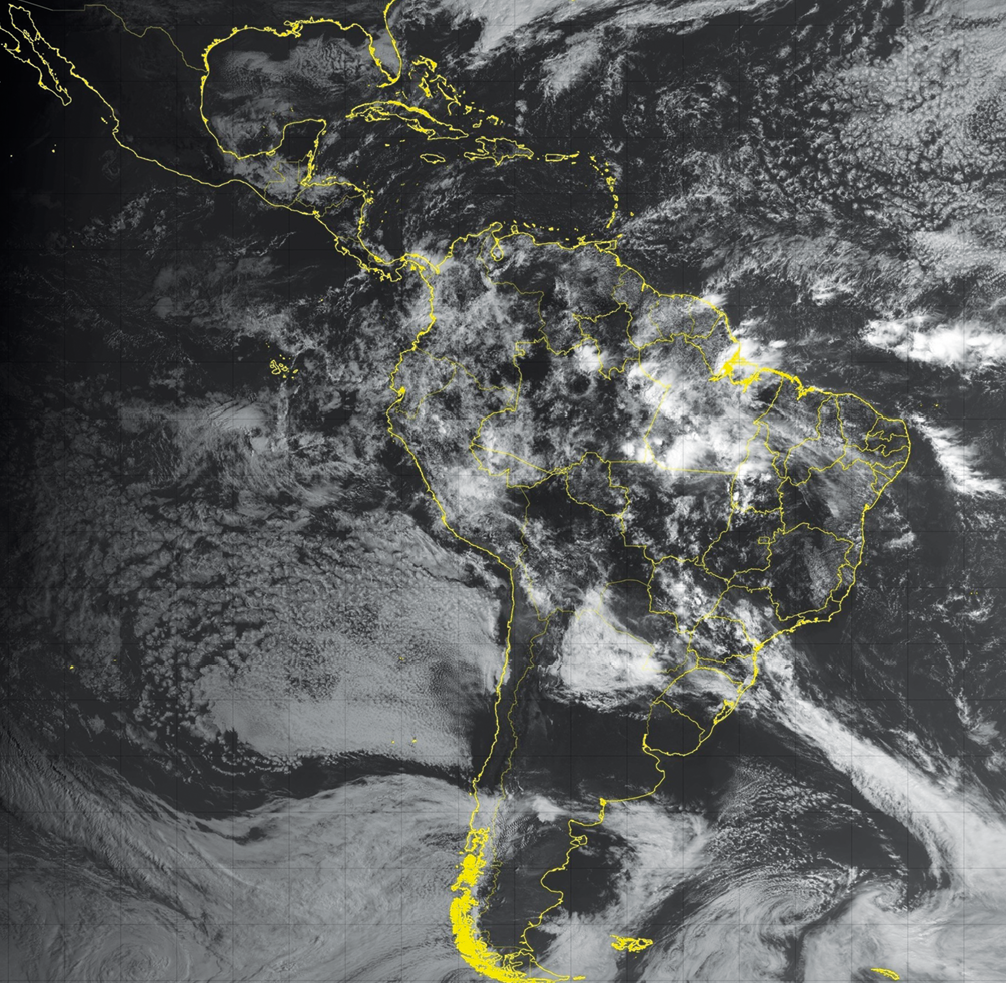 Fotografia. Imagem de satélite em preto e branco. Destaque para a América do Sul com nuvens na região centro-leste e sudeste.